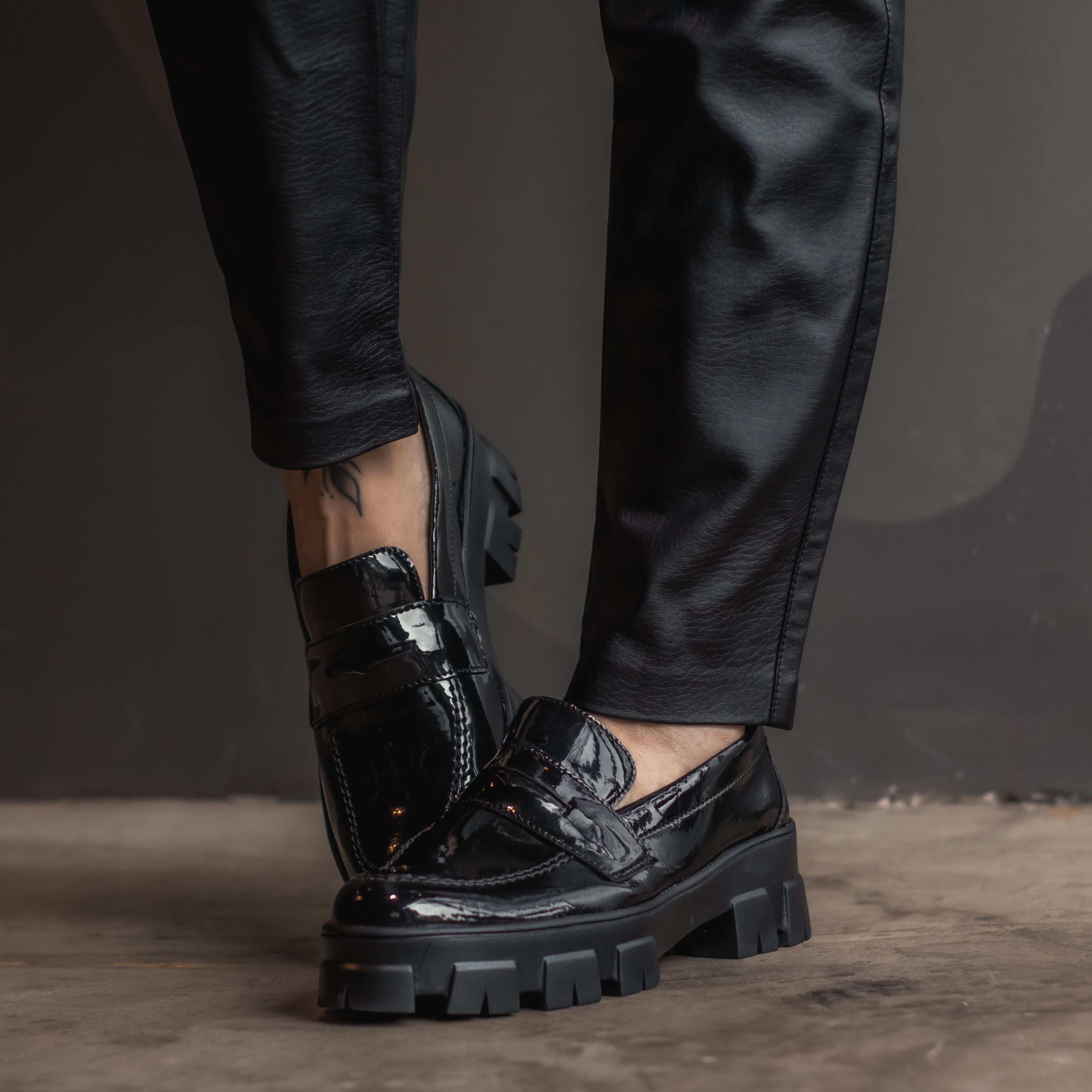 Mocassim-Tratorado-Feminino-Zirta-Preto-Verniz